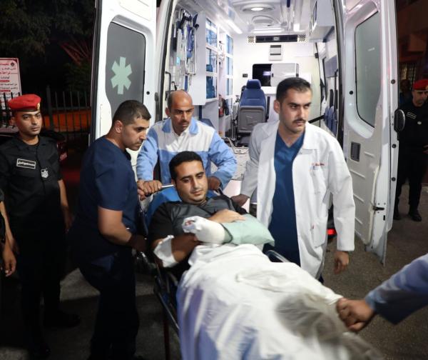 عاجل ...الجيش يُخلي ممرضًا أُصيب أثناء عمله بالمستشفى الميداني جنوبي القطاع