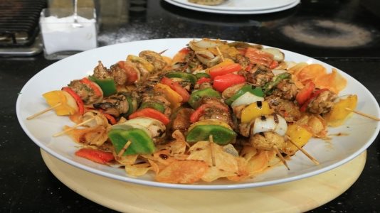 مختلف ولذيذ .. طريقة عمل كباب الدجاج في المنزل