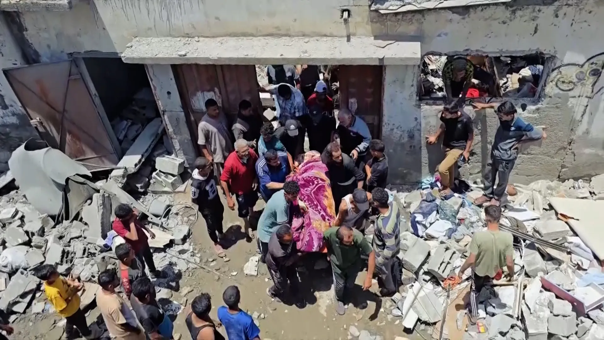 5 شهداء في استهداف الاحتلال لمنتظري مساعدات وسط القطاع