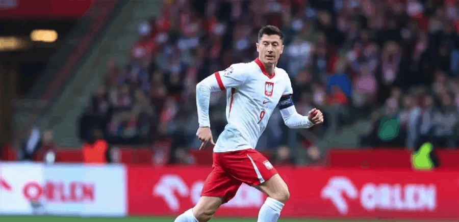 طعنة في الظهر.. وساطة لإنقاذ علاقة ليفاندوفسكي بمنتخب بلاده