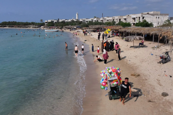 وزير سوري: لم نحظر أي نوع من ملابس السباحة
