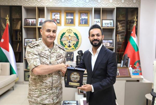 القوات المسلحة تكرم الفنان حمدي المناصير