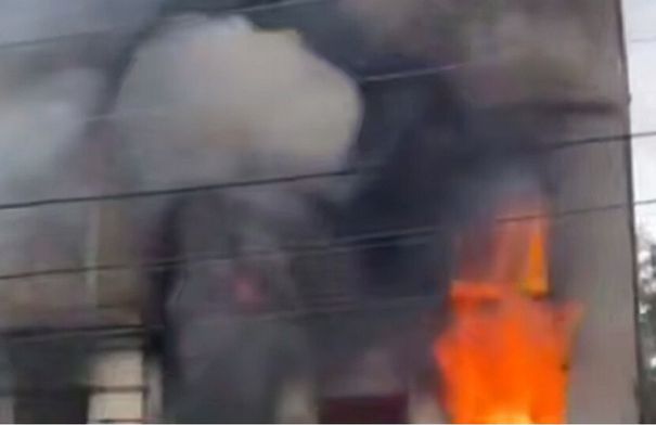 اندلاع حريق في مكتب التجنيد العسكري بمدينة خاركوف الأوكرانية