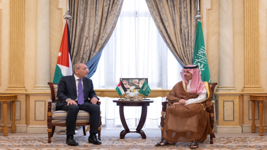 الصفدي ونظيره السعودي يبحثان تبعات العدوان الإسرائيلي على إيران