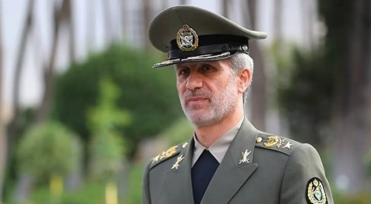 المرشد الإيراني يعين حاتمي قائدا للجيش