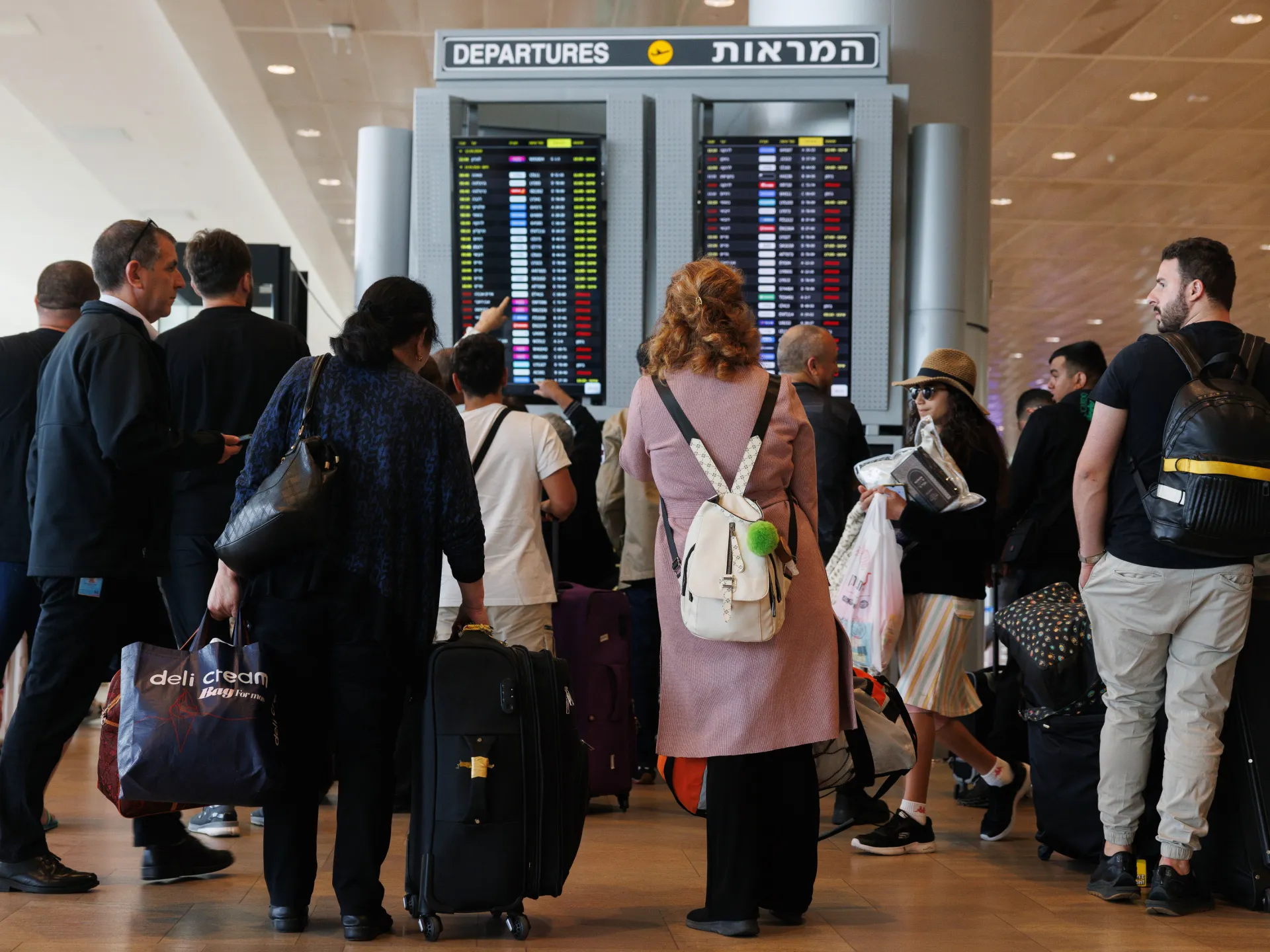 وسائل إعلام إسرائيلية: آلاف الإسرائيليين عالقين بالخارج