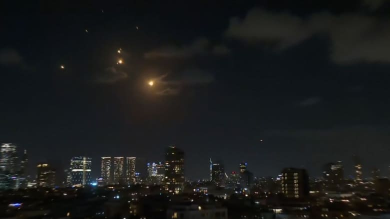 وسائل اعلام اسرائيلية : إيران اطلقت بين 150 و200 صاروخ تجاه إسرائيل