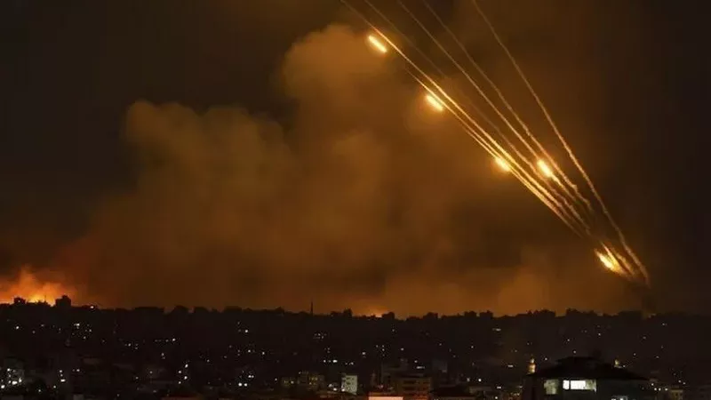 وسائل اعلام اسرائيلية : إيران تطلق الدفعة الثالثة من الصواريخ نحو إسرائيل