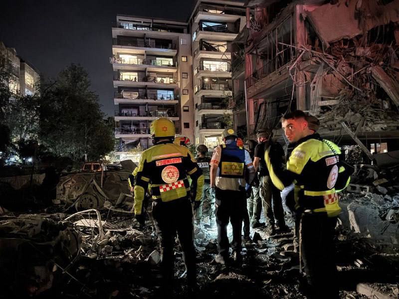 الشرطة الإسرائيلية: صواريخ وشظايا تسقط في عدة مواقع بتل أبيب .. ودمار غير مسبوق .. صور