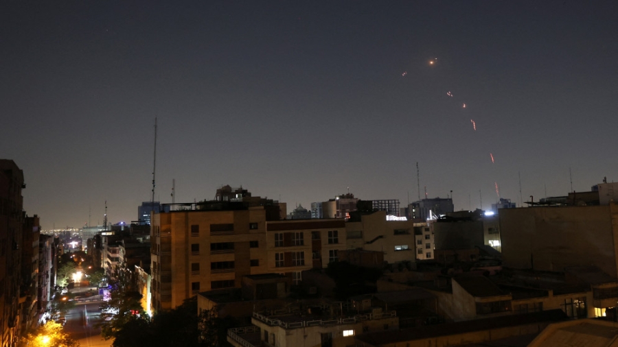 الجيش الإسرائيلي يعلن ضرب منظومات دفاعية في طهران