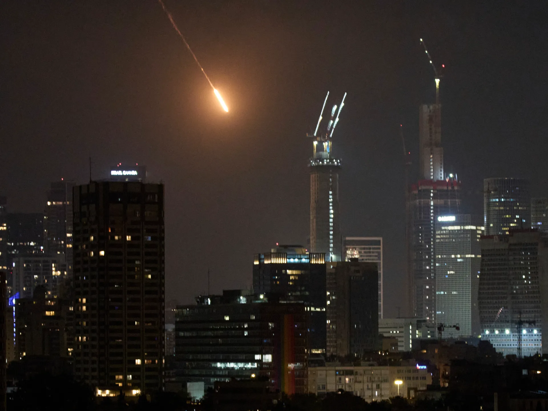 800 مصاب بالهجمات الإسرائيلية على إيران