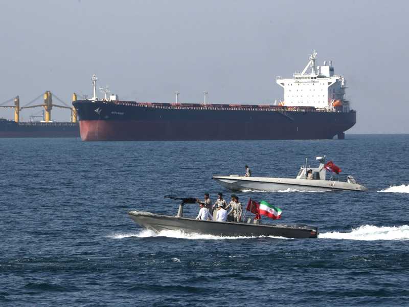 إيران تدرس إغلاق مضيق هرمز البحري