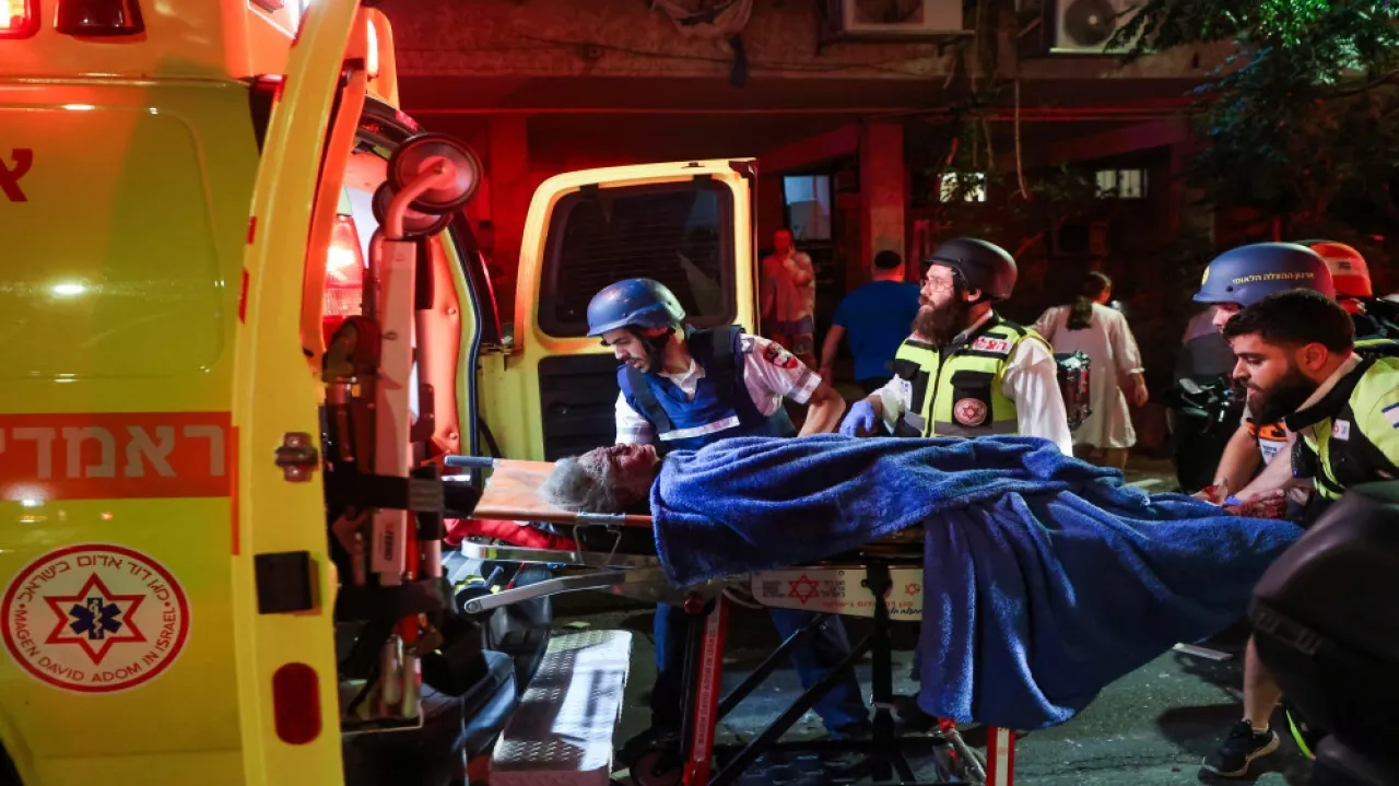 وسائل إعلام إسرائيلية: مقتل امرأة جراء سقوط صاروخ وسط إسرائيل