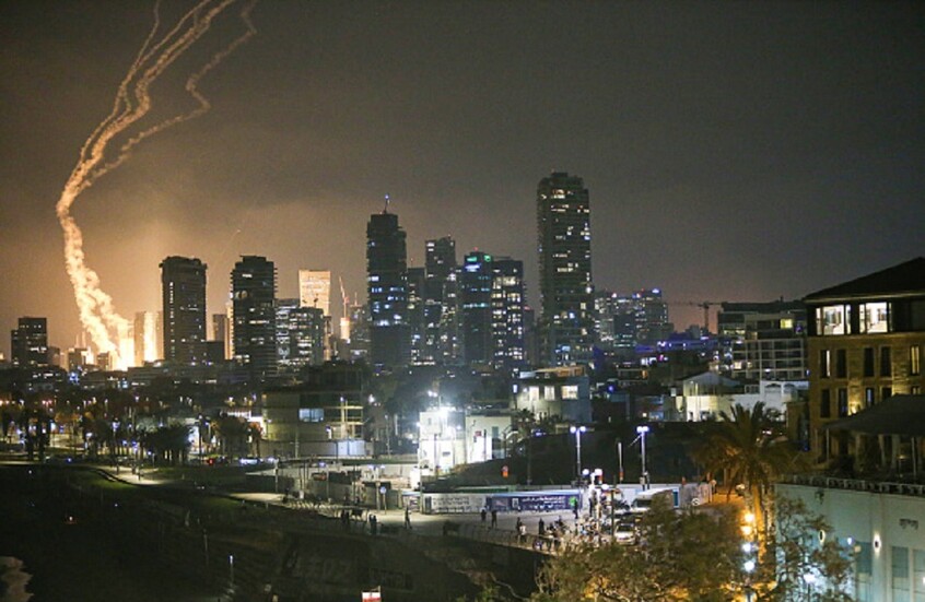 وزير خارجية الإمارات يجري اتصالات موسعة مع عدة دول لتجنب التصعيد الإقليمي