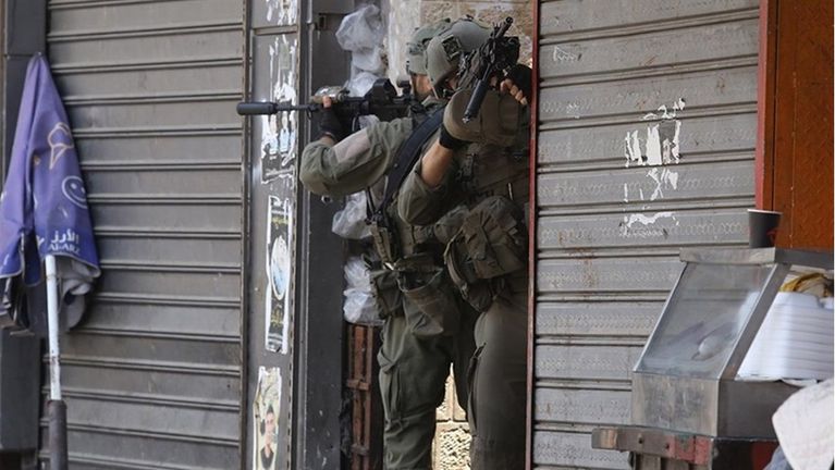 الاحتلال الإسرائيلي يقتحم مدنا في الضفة الغربية ويعتقل 29 فلسطينيا بينهم أطفال