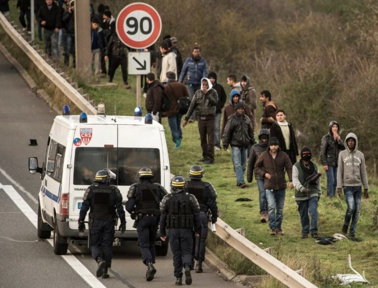 قتيل وخمسة جرحى بإطلاق نار في مخيم للمهاجرين شمالي فرنسا