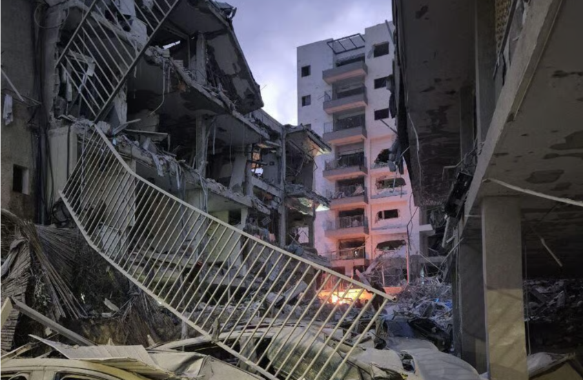 إذاعة الجيش الإسرائيلي عن شاهد عيان: دمار غير طبيعي في بات يام