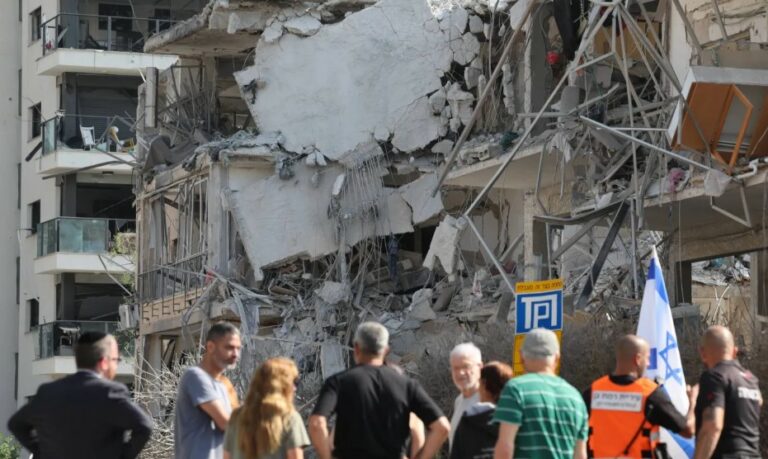 فقدان 35 إسرائيليا ومقتل 8 جراء القصف الإيراني الأخير