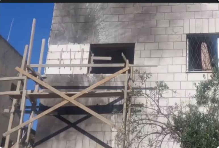 فرق الصيانة التابعة للقوات المسلحة تُجري صيانة لمنزل تضرر بسقوط مقذوف ناري في إربد