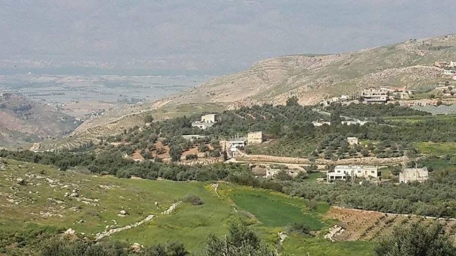 أهالي دحوس يطالبون بتحسين الخدمات والبنية التحتية