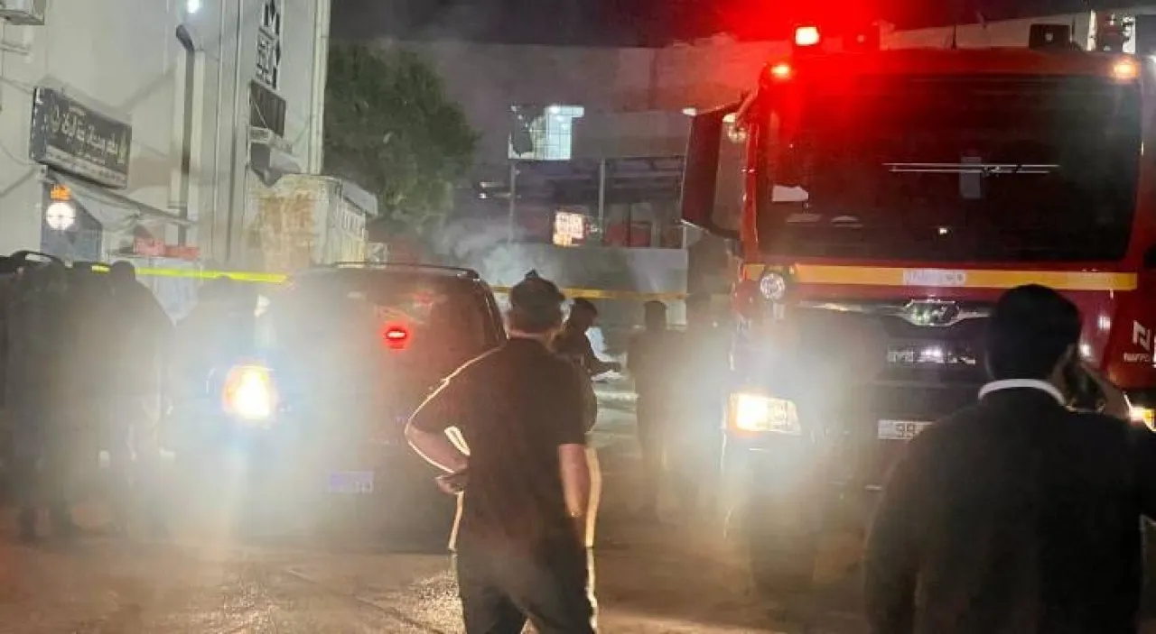 الدفاع المدني يتعامل مع شظايا جسم طائر سقط في أرض فارغة بأبو نصير