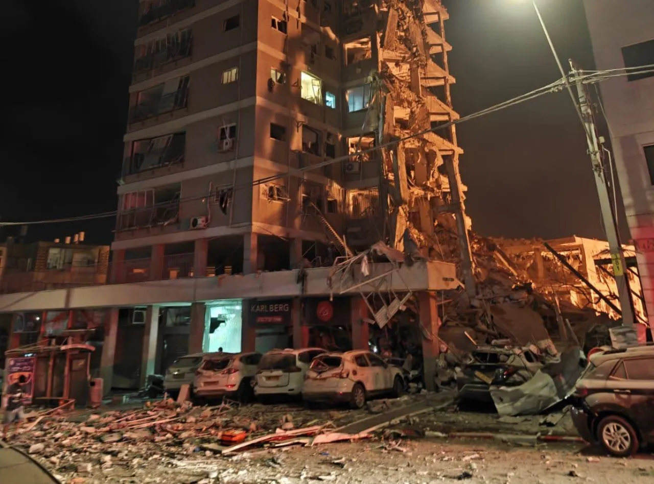 12 مصابا جراء إصابة مبنى في تل أبيب بصاروخ إيراني