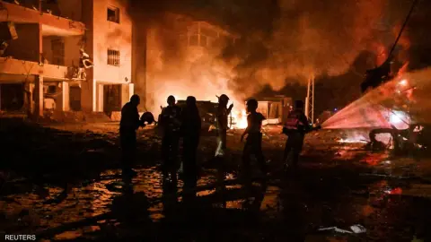 اصابات مباشرة لمصفاة النفط ومحطة الكهرباء في حيفا بقصف صاروخي ايراني واستهداف مباني عدة