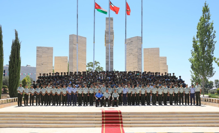 مندوبًا عن جلالة الملك .. الحنيطي يرعى حفل تخريج كلية القيادة والأركان الملكية الأردنية