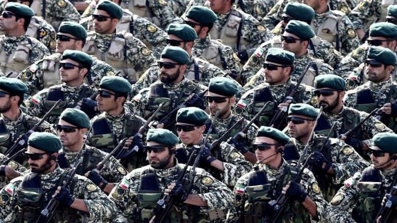 الجيش الإيراني يبحث عن حطام المسيرات الصغيرة في المياه الخليجية