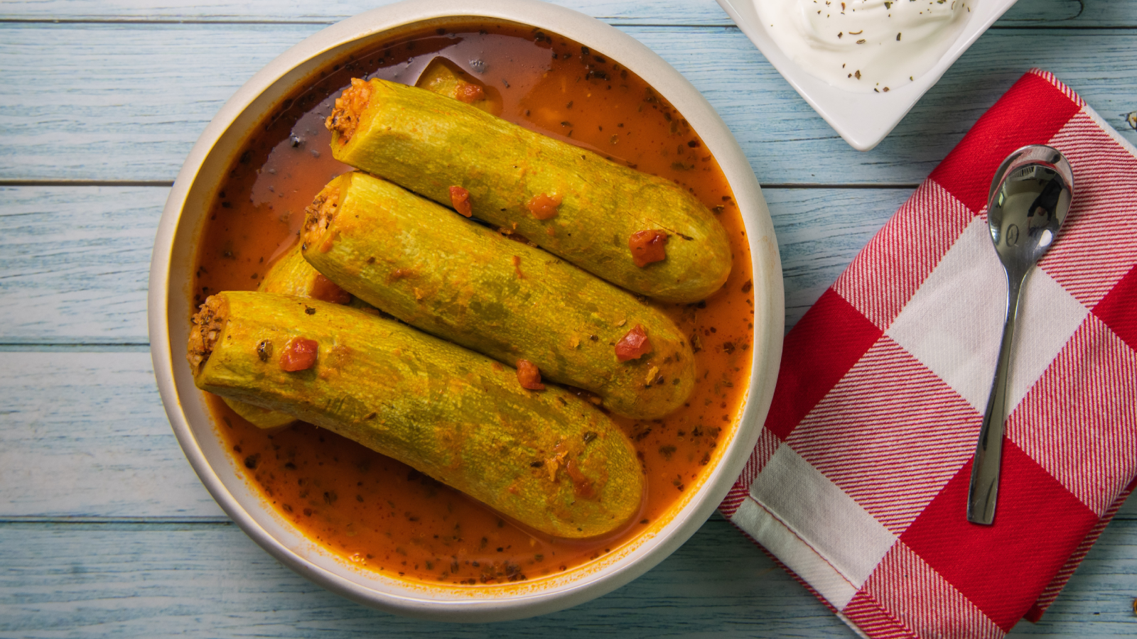 طريقة عمل الكوسا المحشي بصلصة البندورة بخطوات سهلة