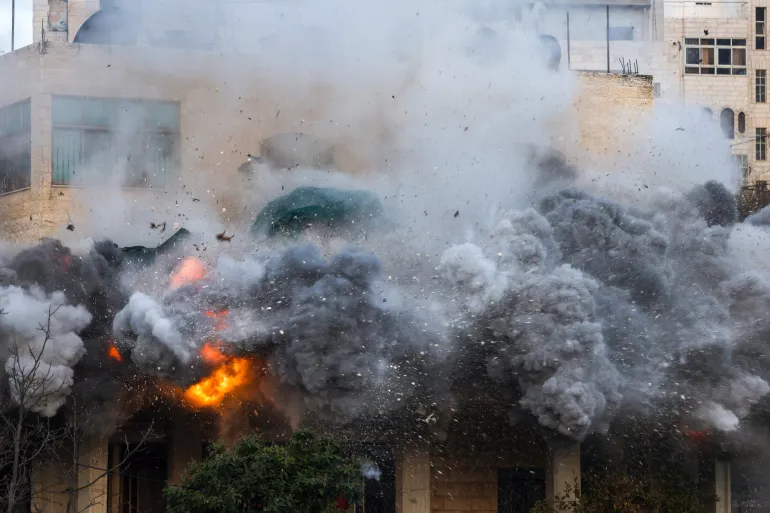 الاحتلال يفجر منزلا في بلدة بيت عوا غرب الخليل ويهدم منازل في مخيم جنين