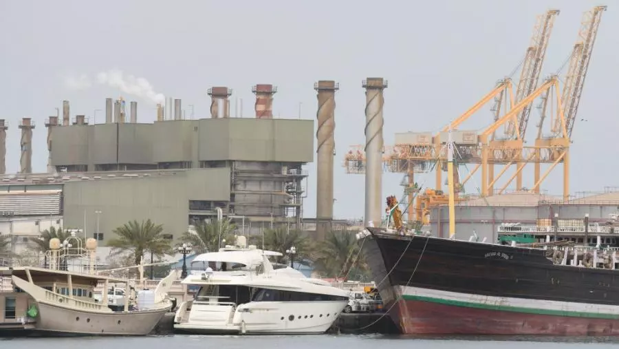 الإمارات: إجلاء 24 شخصا من موقع حادث ناقلة نفط