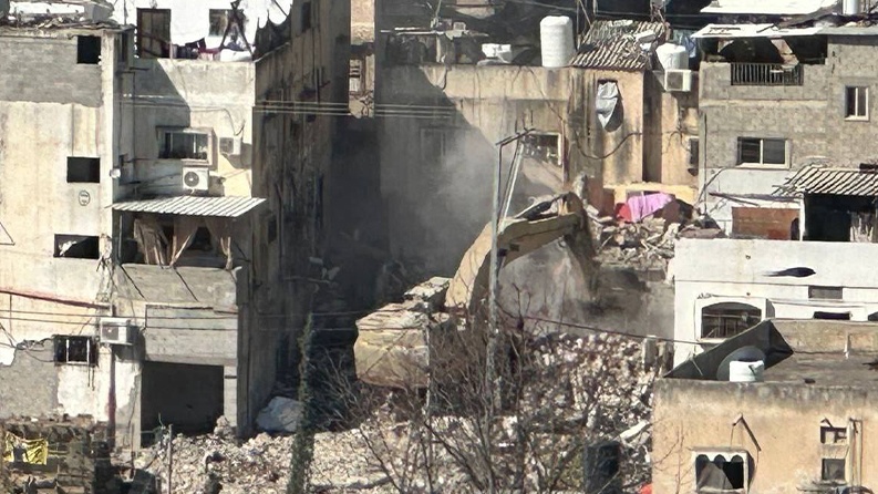 الاحتلال يهدم عددًا من المنازل في مخيم طولكرم