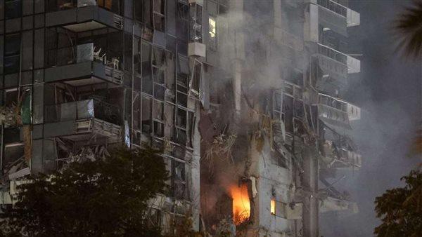 إعلام عبري: صاروخ إيراني يصيب مبنى مؤلفاً من 8 طوابق في تل أبيب