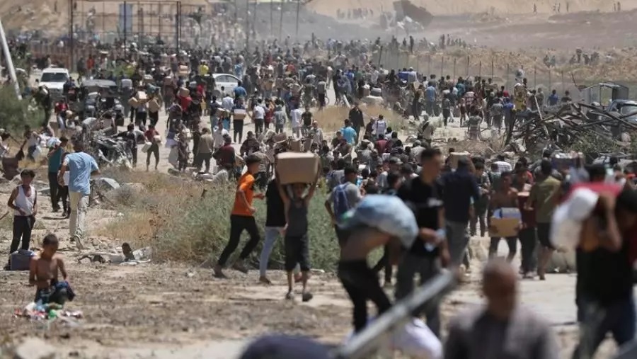 عشرات الشهداء بمجزرة ارتكبها الاحتلال بحق منتظري المساعدات جنوبي قطاع غزة