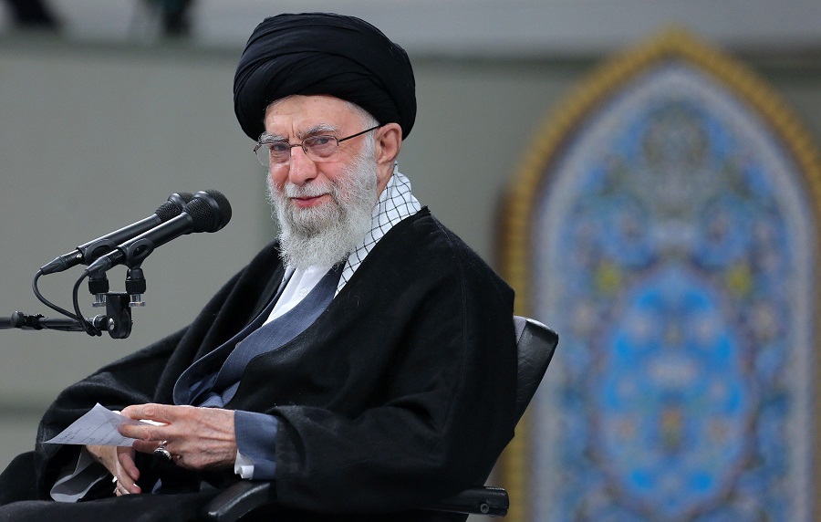 خامنئي: دخول أميركا إلى الساحة دليل على ضعف