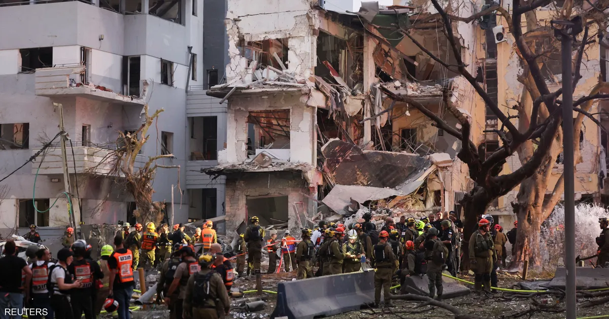 إعلام إسرائيلي: إصابة مباشرة لمبنى في غوش دان