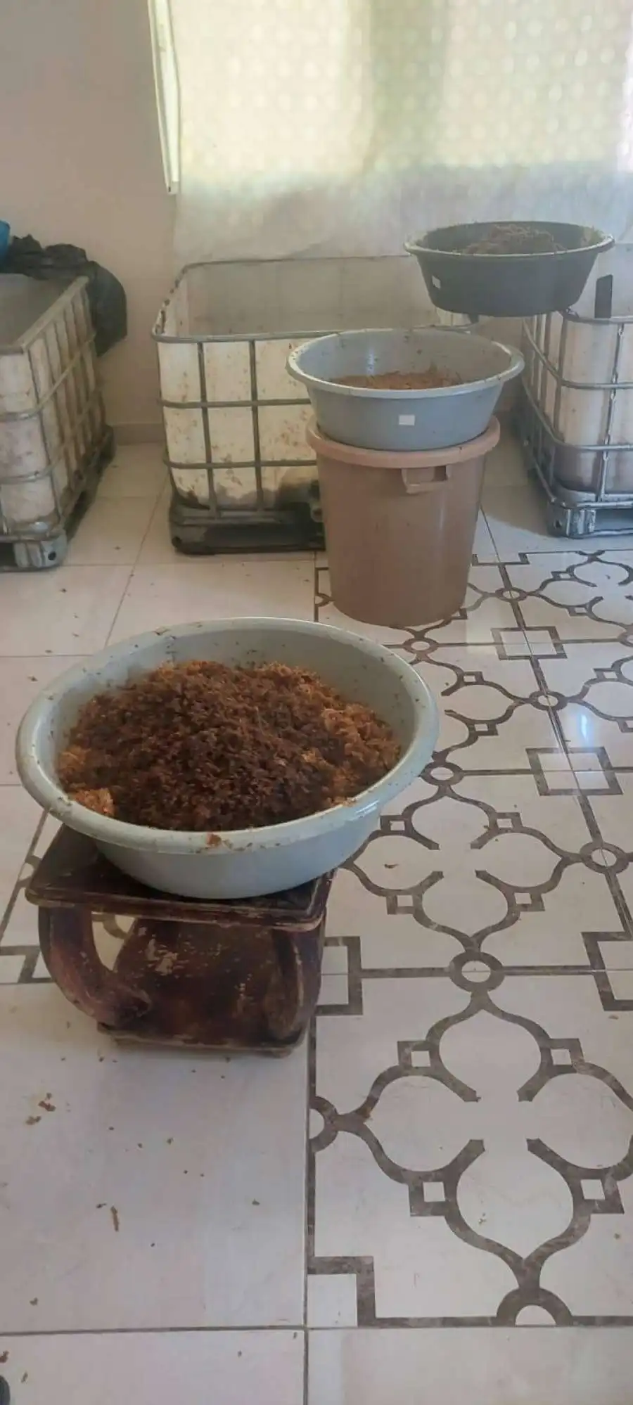 بالصور... الجمارك تضبط 1500 كيلو معسل داخل شقة تستخدم كمعمل في محافظة الزرقاء