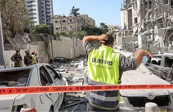 دمار واسع في تل أبيب الكبرى وحيفا بعد سقوط صواريخ إيرانية