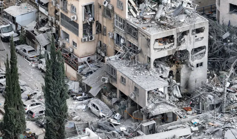 23 مصابًا و20 عالقًا تحت الأنقاض في أعقاب الهجوم الصاروخي الإيراني على إسرائيل