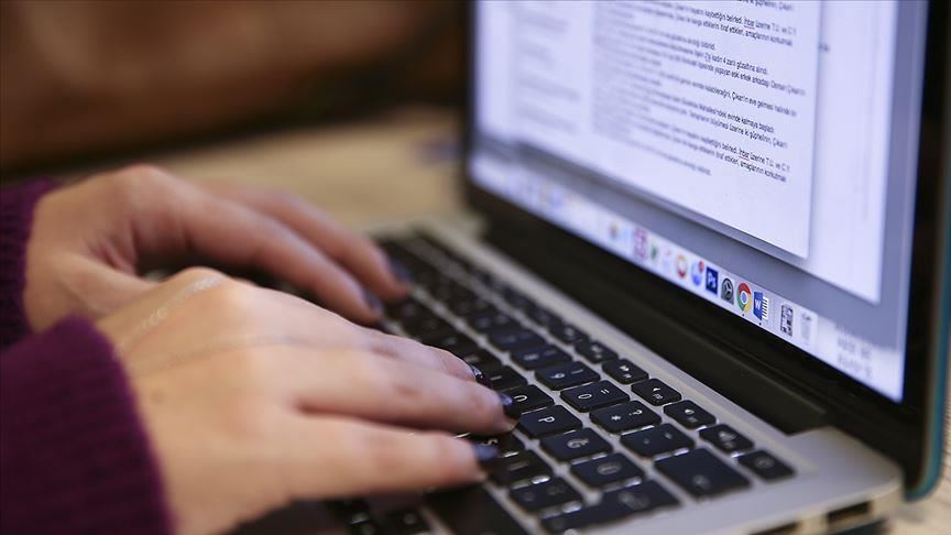 دولة عربية تقرر تفعيل العمل عن بعد بسبب الأوضاع الراهنة