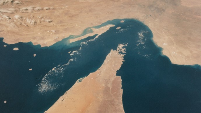 البرلمان الإيراني يوافق على غلق مضيق هرمز