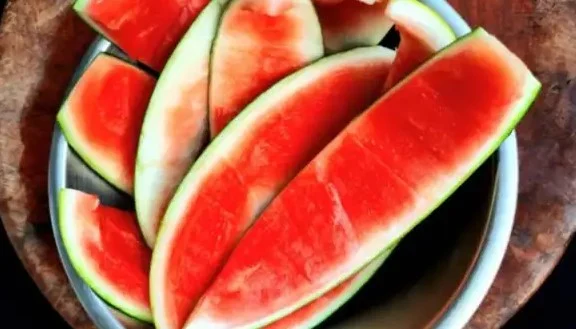 وصفات طبيعية من قشر البطيخ للعناية بالبشرة.