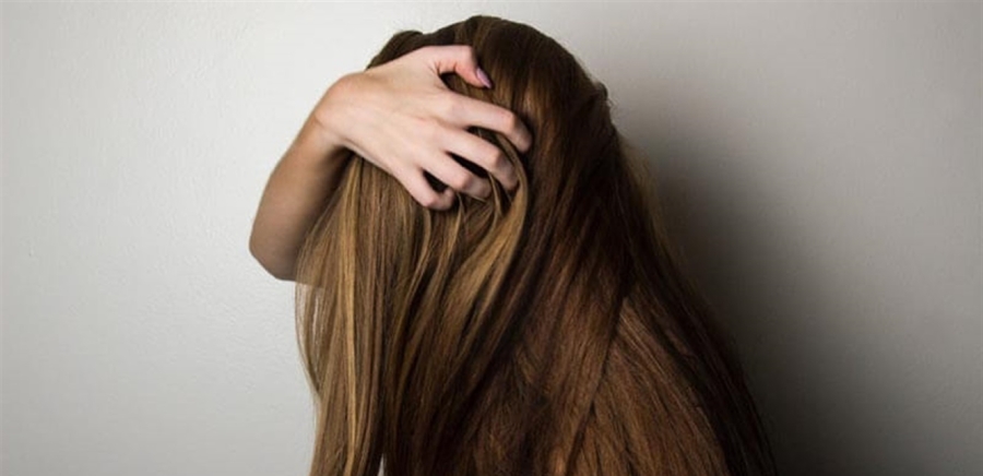 هل تعانين من الشعر الخفيف؟ إليكِ أفضل الزيوت لتكثيفه طبيعيًا