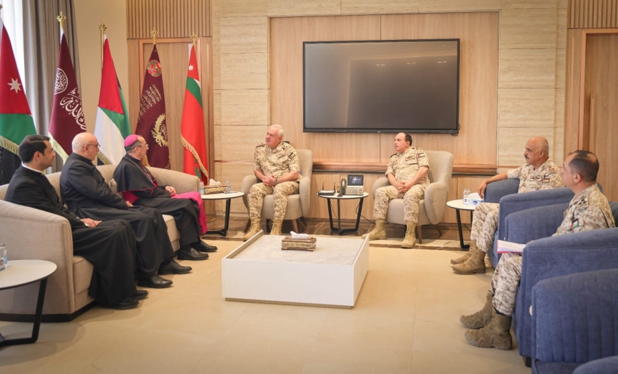 رئيس هيئة الأركان المشتركة يلتقي النائب البطريركي للاتين في الأردن