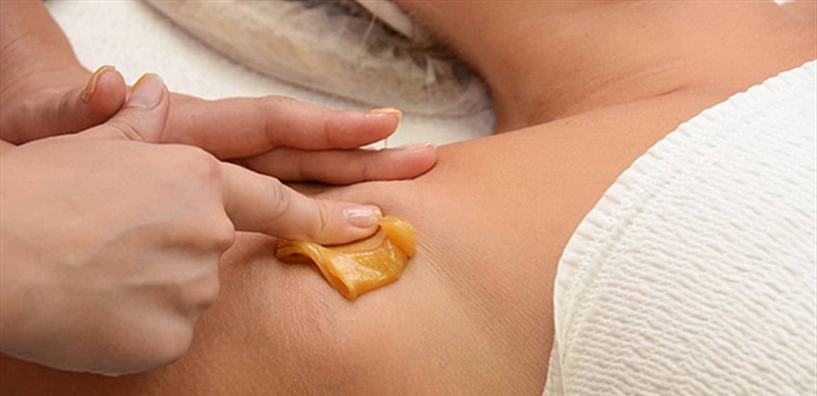 إزالة الشعر بالسكر.. الطريقة الطبيعية التي تمنحك نعومة تدوم