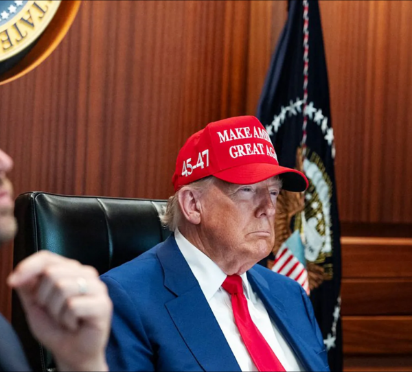 ترامب في غرفة العمليات تزامنًا مع هجوم إيراني على قواعد أمريكية