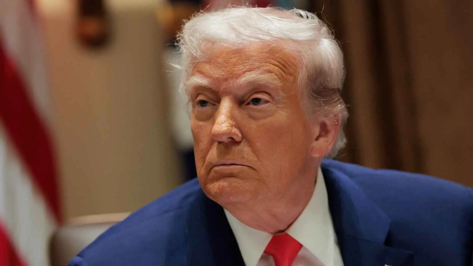 ابتكر شعارًا جديدًا .. ترامب يلوح بـتغيير النظام في إيران