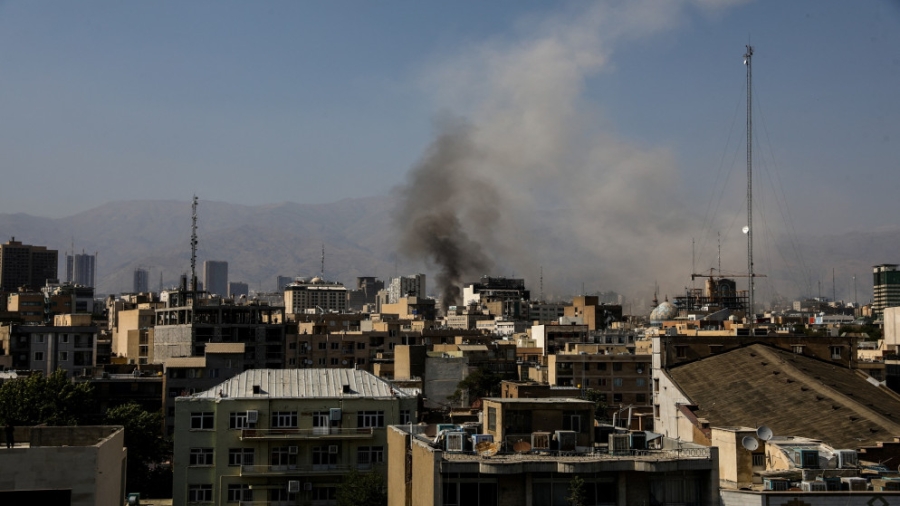 3 قتلى بعد إصابة سيارة إسعاف في قصف إسرائيلي على إيران