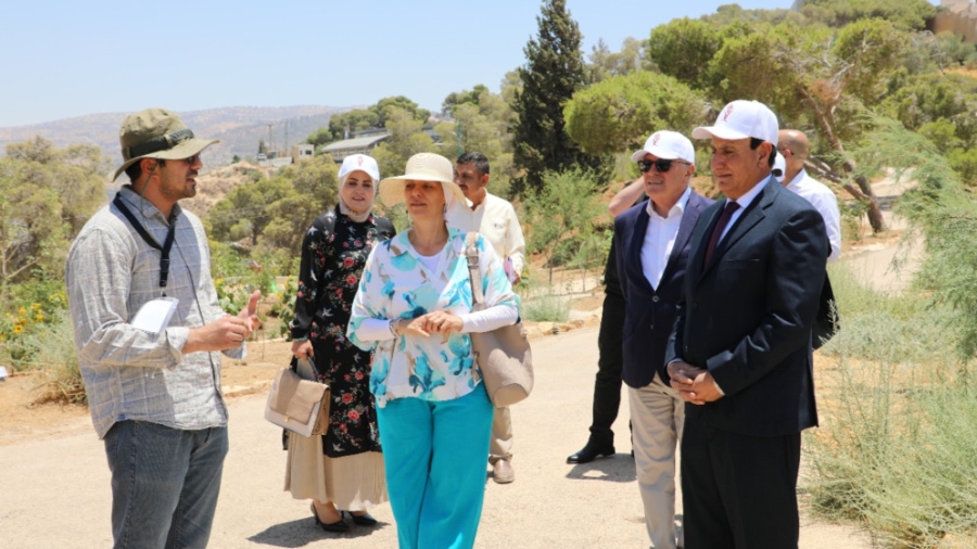 بحث التعاون بين مركز البحوث الزراعية والحديقة النباتية الملكية